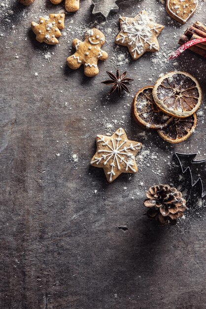 Weihnachts- und Neujahrs-Lebkuchen mit Zimt-Sternanis-Formen, mit Mehl bestäubt