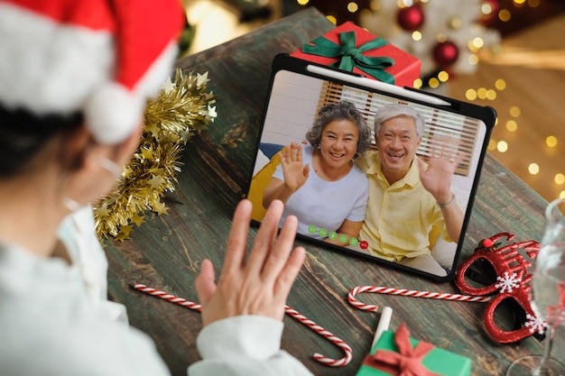 Weihnachts- und Neujahrs-Videoanruf mit der Familie mit Tablet zusammen zu Hause