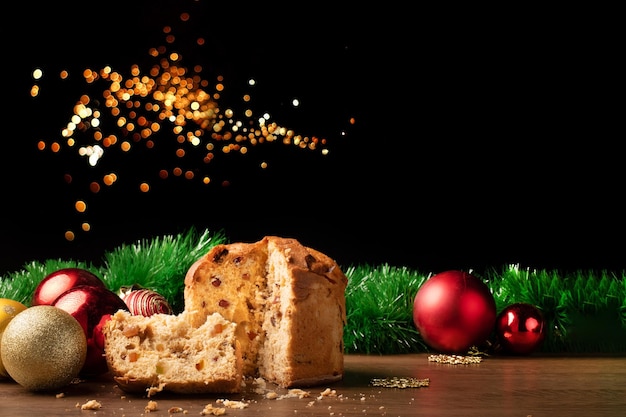 Weihnachts- und Neujahrsdekoration mit Panettone, Weihnachtskugeln. Ideal für Hintergrund mit Kopierraum.