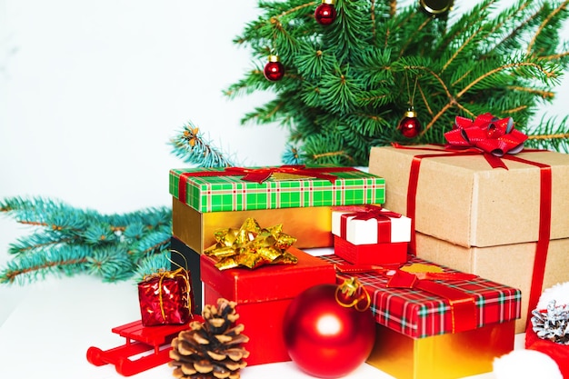 Weihnachts- und Neujahrsdekorationen Geschenkkisten Fichtenzweige und Ballen Gemütliche Weihnachten