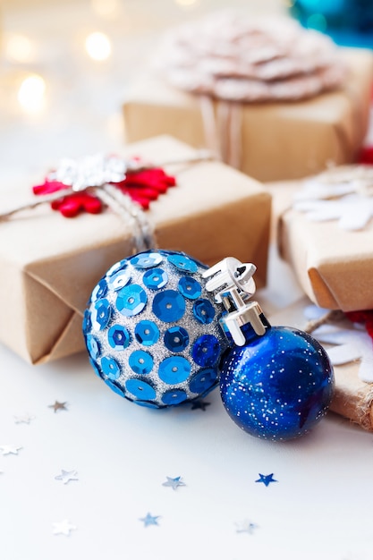 Weihnachts- und Neujahrsdekorationen mit blauen dekorativen Bällen und Geschenken