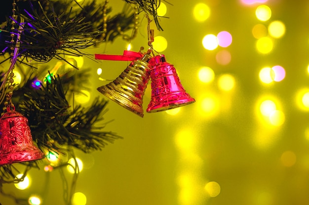Weihnachts- und Neujahrsdekorationen über festlichem Hintergrund Weihnachtsfeiertage-Feierkonzept