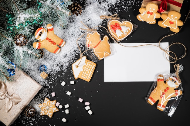 Weihnachts- und Neujahrsdekorationszusammensetzung Tassen Kaffee mit Marshmallows Lebkuchen