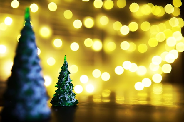 Weihnachts- und Neujahrsfeiertagshintergrund mit Kopierbereich Winterurlaubshintergrund mit gefrorenem Tannenglitter leuchtet Bokeh