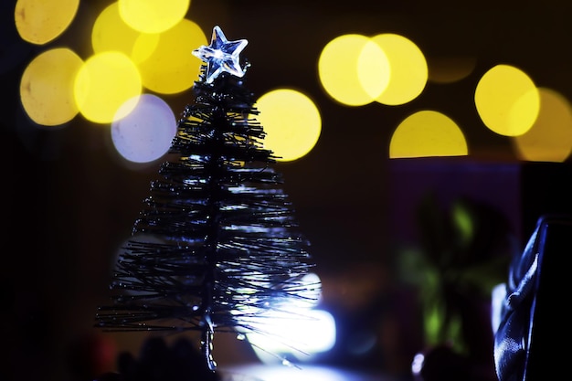 Weihnachts- und Neujahrsfeiertagshintergrund mit Kopierbereich Winterurlaubshintergrund mit gefrorenem Tannenglitter leuchtet Bokeh