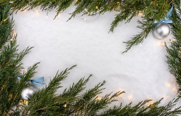 Weihnachts- und Neujahrshintergrund Schneeflocke Weihnachtsbaum und Ball auf weißem Schnee