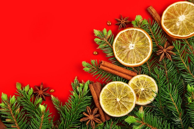 Weihnachts- und Neujahrskomposition mit trockenen Orangen und Tannenzweigen