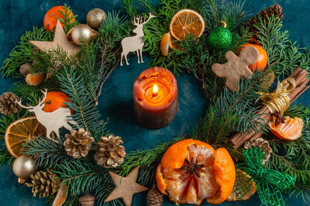 Weihnachts- und Neujahrskompositionen auf einem grünen Hintergrund Mandarinen-Orangen-Lebkuchen-Kopie s...