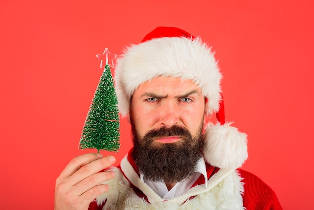 Weihnachts- und Neujahrskonzept Santa mit kleinem Weihnachtsbaum Dezember bärtiger Weihnachtsmann-Mann in
