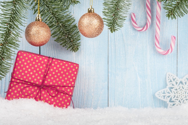 Weihnachts- und Neujahrskonzepthintergrund mit Geschenkbox, Weihnachtskugeln und Zuckerstangen