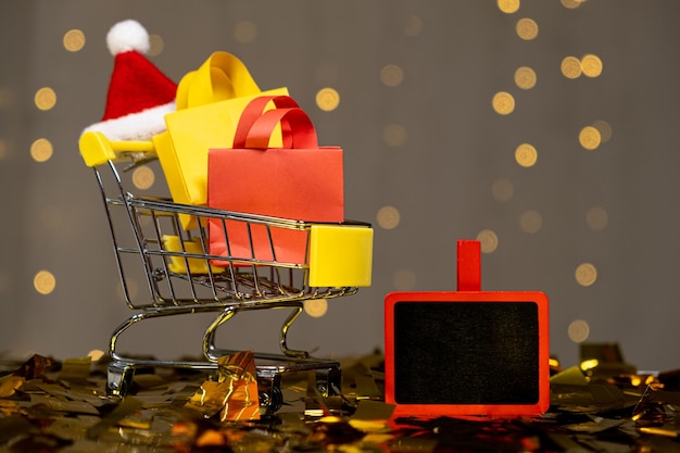 Weihnachts- und Neujahrsverkaufsfläche für Textwagen mit Taschen und Weihnachtsmütze