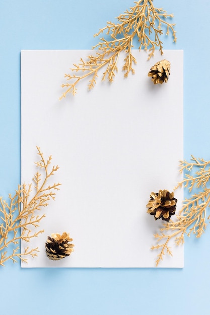 Weihnachts- und Neujahrszielplanungsmodell mit Notiz und goldenem Zweig auf blauem Hintergrund und Draufsicht des Hintergrunds flach liegend kopieren Raum Draufsicht vertikal