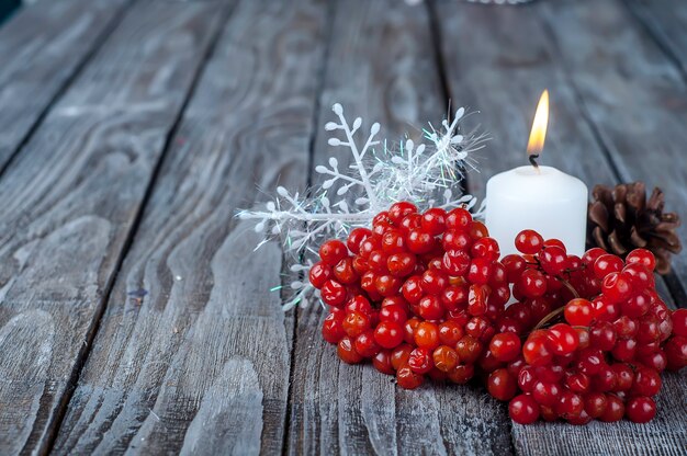 Weihnachts-Viburnum und Kerze