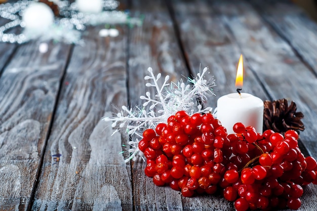 Weihnachts-Viburnum und Kerze