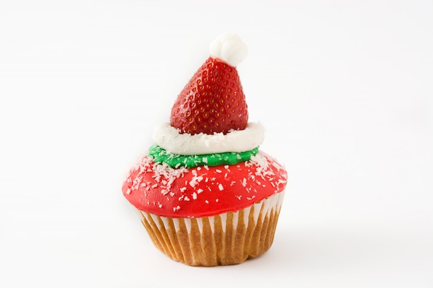 Weihnachts-Weihnachtsmannhut-Cupcake lokalisiert auf weißem Hintergrund