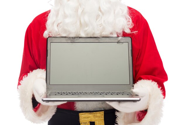 weihnachts-, werbungs-, technologie- und personenkonzept - nahaufnahme des weihnachtsmanns mit laptop-computer