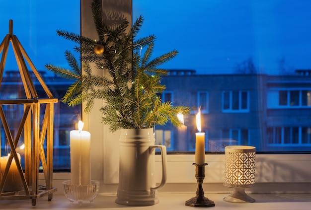 Weihnachtsabend Fensterbank mit brennenden Kerzen