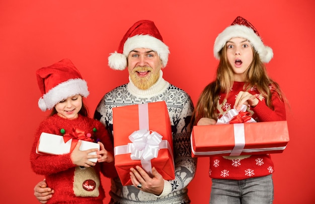 Weihnachtsabend Konzept Familienzeit Holly jolly christmas Überraschendes Wunder Vater Kinder haben Spaß Vater und kleine Töchter feiern gemeinsam Neujahr Weihnachten wird mit Kindern besonders