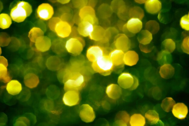 Weihnachtsabstraktes Gold und grüner bokeh Hintergrund.