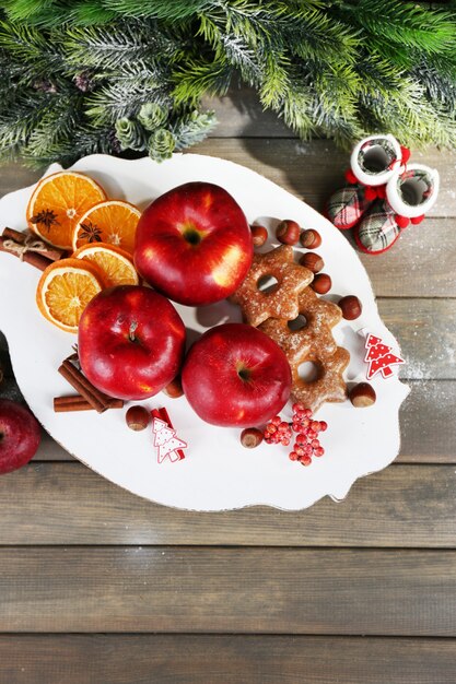 Weihnachtsäpfel auf Holztisch