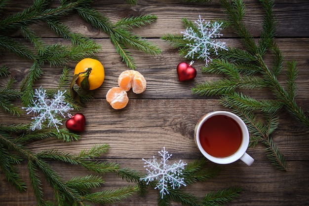 Weihnachtsarrangement mit Tasse Tee