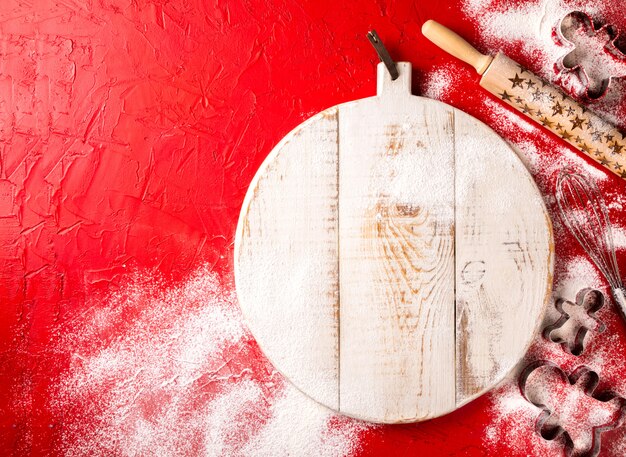 Weihnachtsbacken eingestellt auf roten Hintergrund.