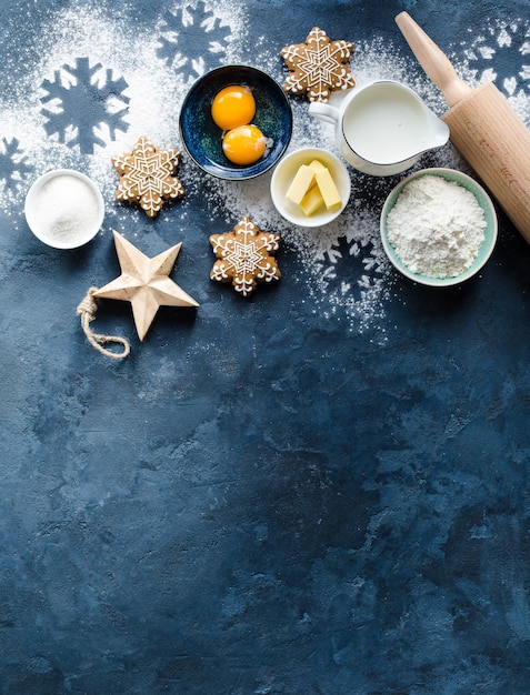 Weihnachtsbackzutaten mit Schneeflockenplätzchen