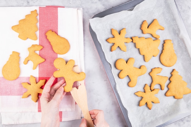 Weihnachtsbäckerei. Gebackener hausgemachter Lebkuchen. Draufsicht