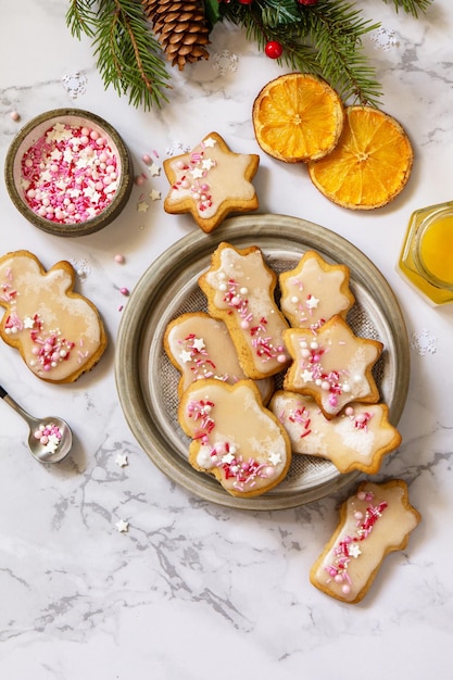 Weihnachtsbäckerei Hausgemachte Lebkuchenplätzchen mit Glasur auf einer Marmorplatte