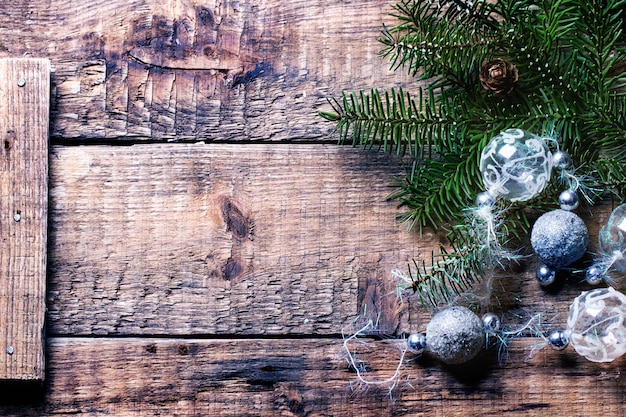 Weihnachtsbälle und -dekoration auf hölzernem Hintergrund