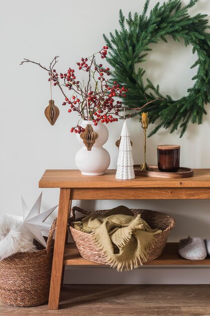 Weihnachtsbänke aus Eichenholz mit Weihnachtendekoration, Kerzenkorb mit Decken, Weihnachtbaumkrans an der Wand