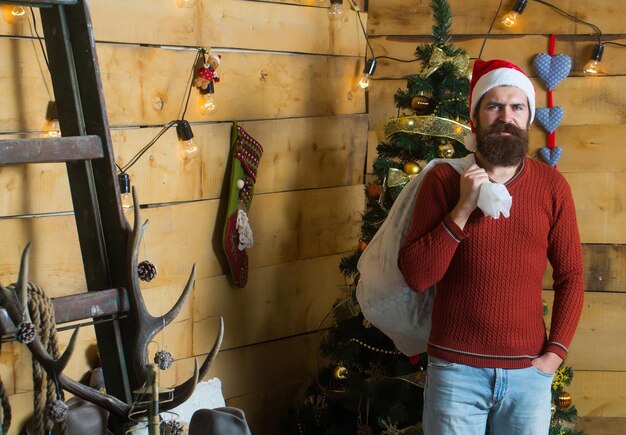 Foto weihnachtsbärtiger mann mit sack