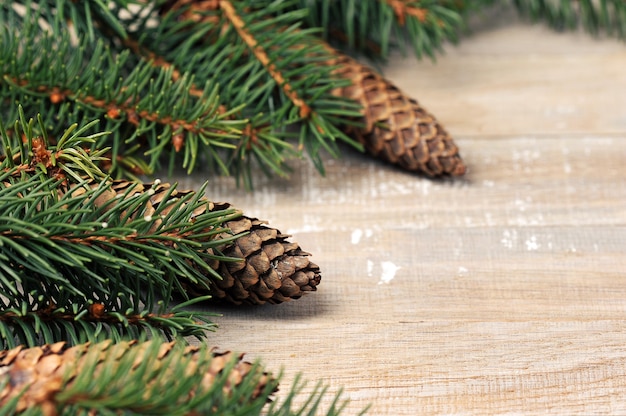 Weihnachtsbäume und Zapfen auf Holztisch