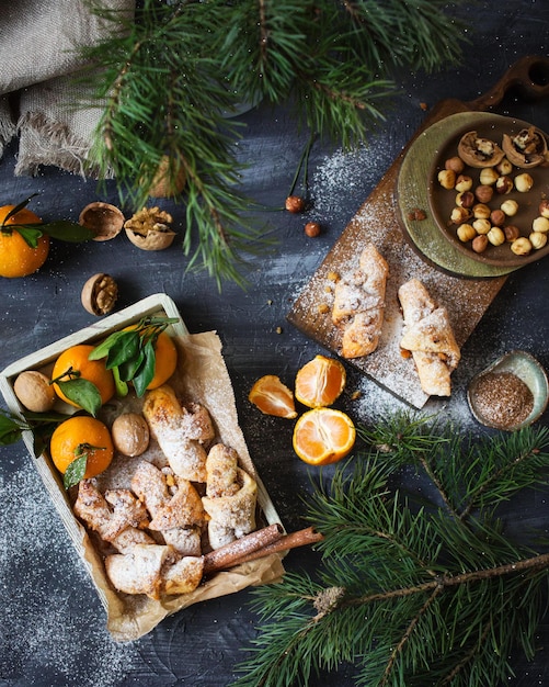 Weihnachtsbagels mit Nüssen und Zimt Croissants Mandarinengebäck Haselnüsse und Walnüsse