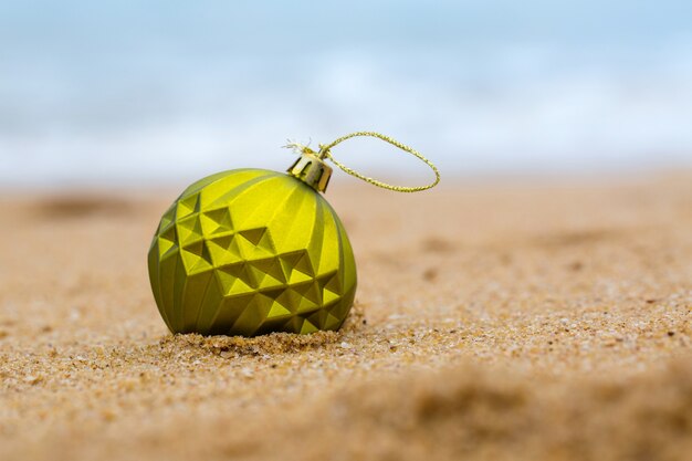 Weihnachtsball an einem Sandstrand