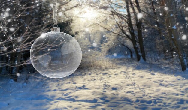 Foto weihnachtsball, der am immergrünen baum hängt