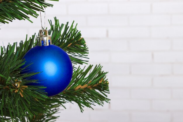 Weihnachtsball, der vom Weihnachtsbaum hängt