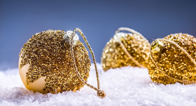 Foto weihnachtsball im schnee und schneebedeckte abstrakte szenen