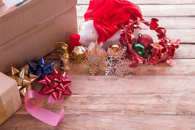 Weihnachtsband und Neujahrsdekoration mit Papierbox auf altem Grunge-Holztisch