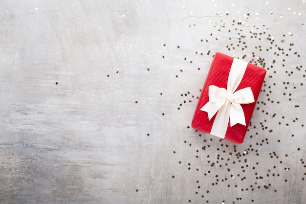 Weihnachtsbanner. Hintergrund-Weihnachtsdesign, mit realistischer Geschenkbox und Glitzerkonfetti. Horizontales Weihnachtsplakat, Grußkarten.