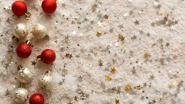 Weihnachtsbanner mit roten und silbernen kugeln, schnee- und sternförmigem glitzer