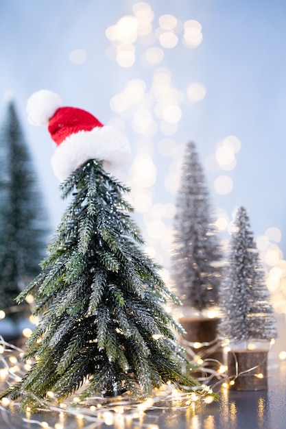 Weihnachtsbaum auf blauem Bokeh.