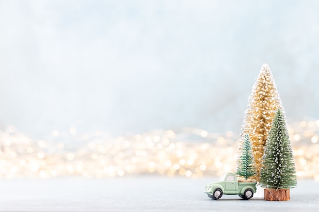 Weihnachtsbaum auf Bokeh Hintergrund Weihnachtsferienfeier Konzept.