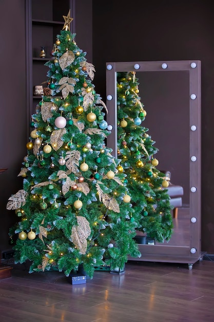 Weihnachtsbaum auf braunem Hintergrund in einem Innenfotostudio.