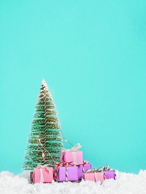 Weihnachtsbaum auf dem Schnee mit schönen Geschenken