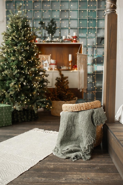 Weihnachtsbaum auf dem Tisch zu Hause