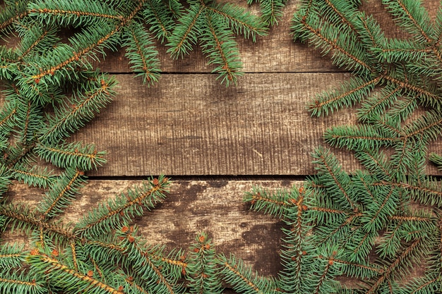 Weihnachtsbaum auf hölzernem Hintergrund