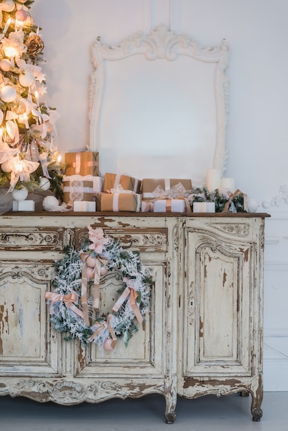 Foto weihnachtsbaum auf hölzerner kommode kommode büro im weißen innenraum