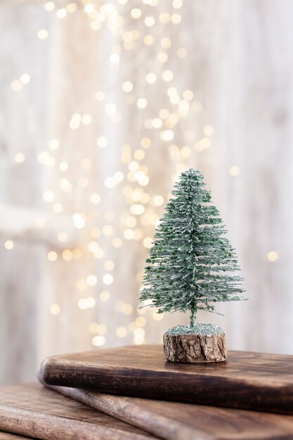 Weihnachtsbaum auf Holz, Bokeh-Hintergrund. Weihnachtsfeiertagsfeierkonzept. Grußkarte.