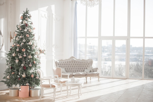 Weihnachtsbaum auf Innenraum mit großem Fenster